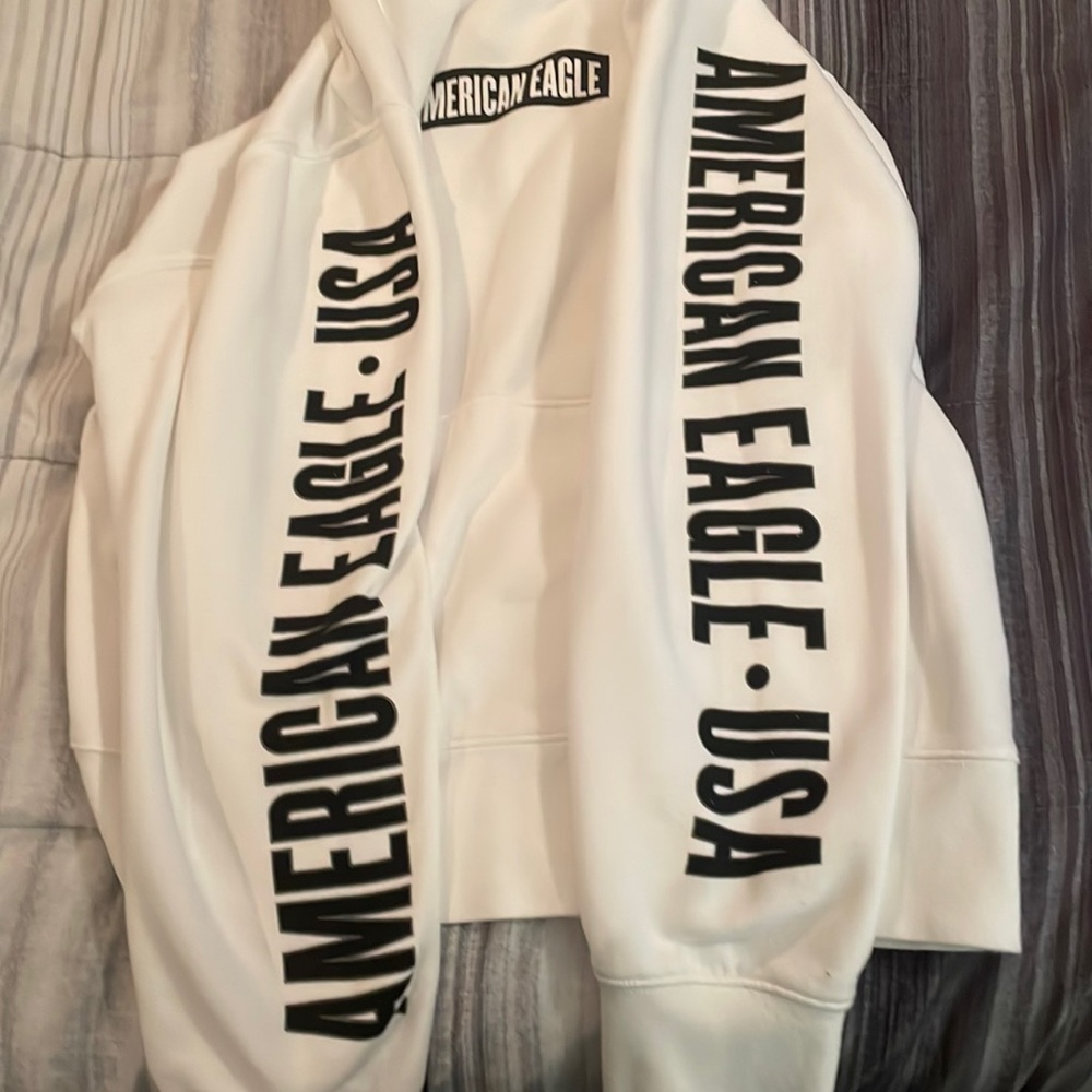 American eagle sweatshirt/XL/White sweatshirt/black lettering